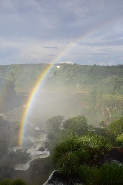 Prachtig uitzicht op Rainbow over Iguazu Falls, een van de zeven natuurwonderen van de wereld Puerto Iguazu, Argentinië