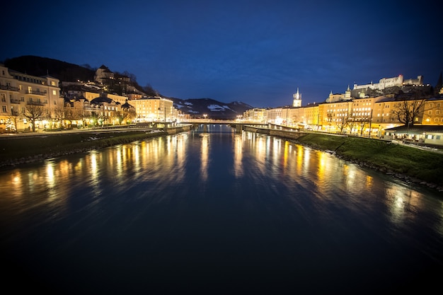 Prachtig uitzicht op Salzburg 's nachts vanaf de brug