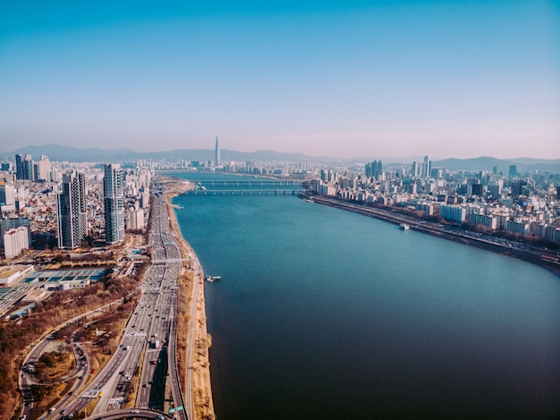 Prachtig uitzicht op Seoul. Rivier, gebouwen en toren achter