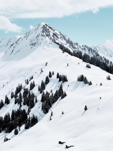 Prachtig uitzicht op sneeuwbedekte bergen tegen de hemel