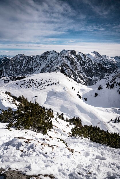 Foto prachtig uitzicht op sneeuwbedekte bergen tegen de hemel