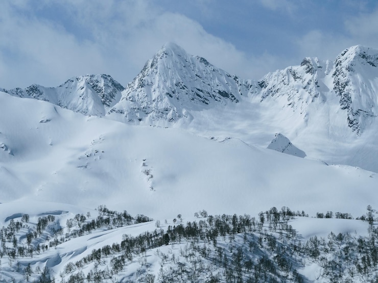 Foto prachtig uitzicht op sneeuwbedekte bergen tegen de hemel
