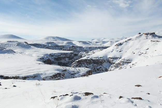Prachtig uitzicht op sneeuwbedekte bergen tegen de hemel
