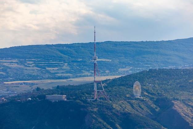 Prachtig uitzicht op Tbilisi bij zonsondergang, de hoofdstad van Georgië. Stadsgezicht