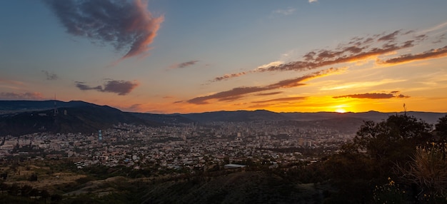 Prachtig uitzicht op Tbilisi bij zonsondergang, de hoofdstad van Georgië. Stadsgezicht