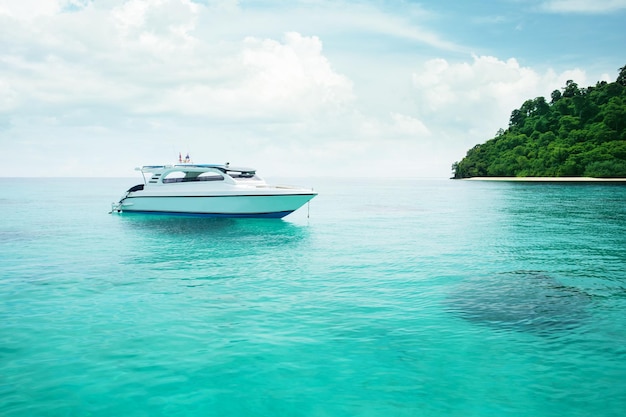 Prachtig uitzicht op tropisch exotisch eiland met kristalheldere turquoise zee en witte yaht zomervakantie zeereis tropische vakantie