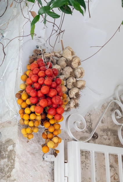 Prachtig uitzicht op trossen tomaten, citroenen en knoflook in de stad Ostuni