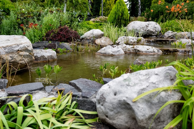 Prachtig uitzicht op water dat door rotsen in de formele tuin stroomt