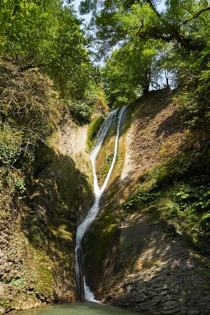 Prachtig uitzicht op waterval landschap. Kleine waterval in diepgroen boslandschap.