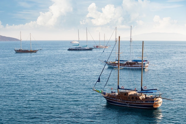 Prachtig uitzicht op yahts in Bodrum Marina Bay Mugla provincie Turkije Concept van reizen zomervakantie vakantie in Turkije