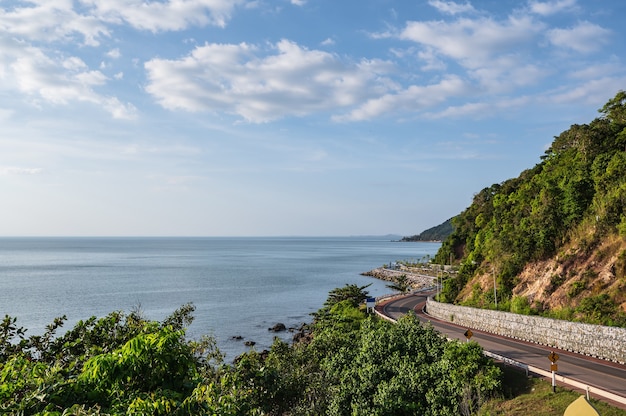 Prachtig uitzicht op zee met de berg bij noen nangphaya uitkijkpunt chanthaburi thailand. Populaire fotoplek aan het water met een achtergrond van de gebogen kustweg