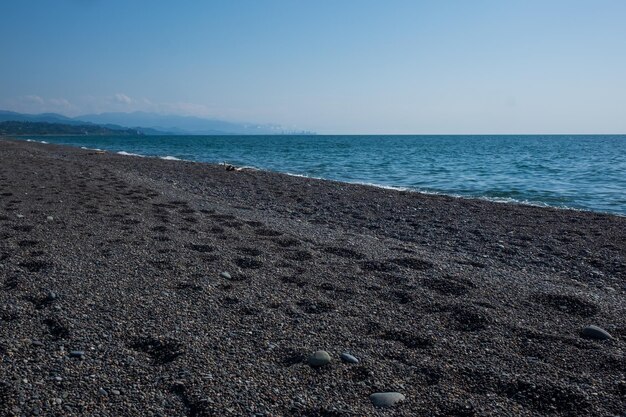 Prachtig uitzicht op zee met wolken en strand in Georgië