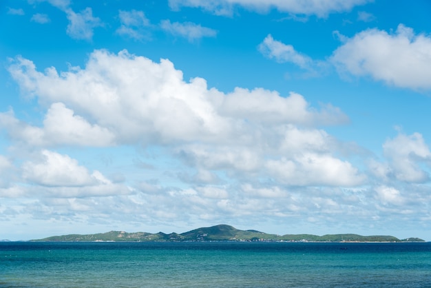 Prachtig uitzicht op zee met wolken op de blauwe lucht aan de kust.