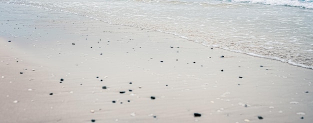 Prachtig uitzicht op zee of oceaan horizon kust vanaf tropisch zandstrand zomervakantie reizen en vakantiebestemming