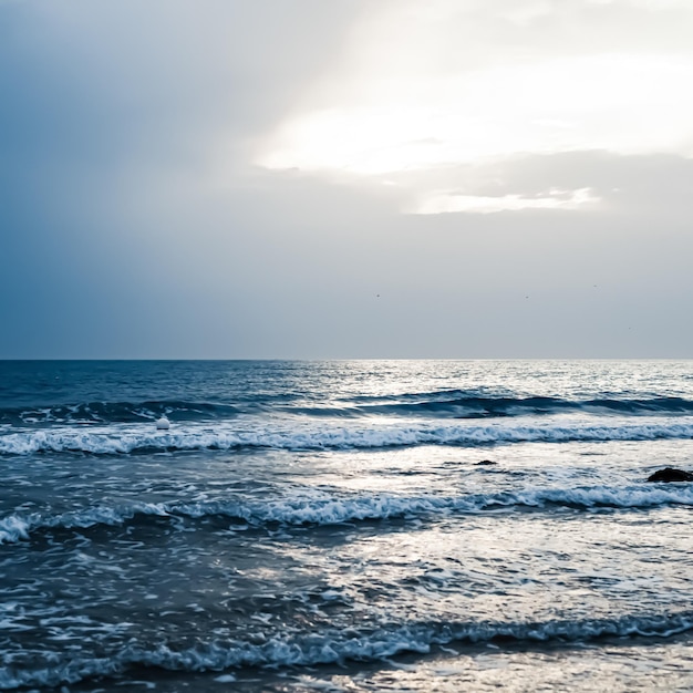 Prachtig uitzicht op zee of oceaan horizon kust vanaf tropisch zandstrand zomervakantie reizen en vakantiebestemming