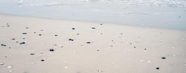 Prachtig uitzicht op zee of oceaan horizon kust vanaf tropisch zandstrand zomervakantie reizen en vakantiebestemming