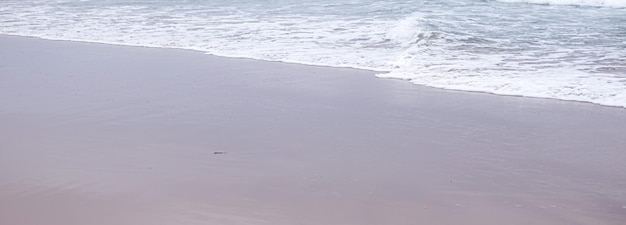 Prachtig uitzicht op zee of oceaangolven vanaf tropisch zandstrand zomervakantie reizen en vakantiebestemming