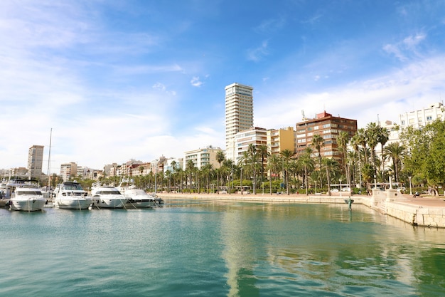 Prachtig uitzicht over de stad Alicante aan de Middellandse Zee, Spanje