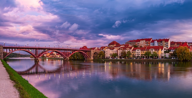 Prachtig uitzicht over de stad Maribor, Slovenië, bij zonsopgang, met rivier en dramatische hemel. Reizen buiten landschap panorama.