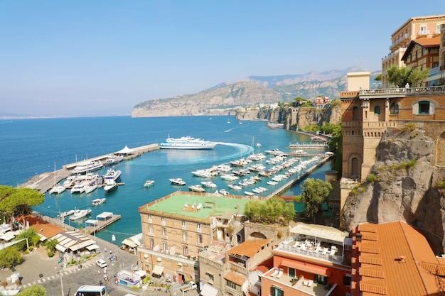 Prachtig uitzicht over de stad Sorrento aan de Middellandse Zee, Italië