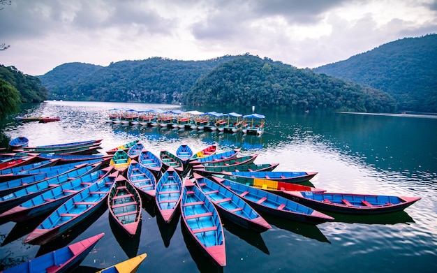 prachtig uitzicht van kleurrijke boten op Fewa meer, Pokhara, Nepal