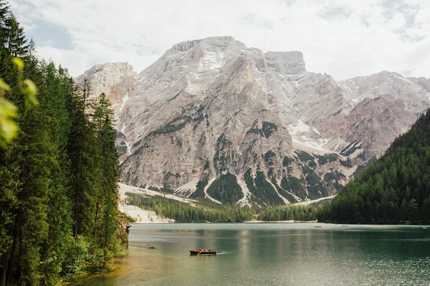 Prachtig uitzicht van traditionele houten roeiboot op schilderachtige Lago di Braies in de Dolomieten, Zuid-Tirol, Italië.