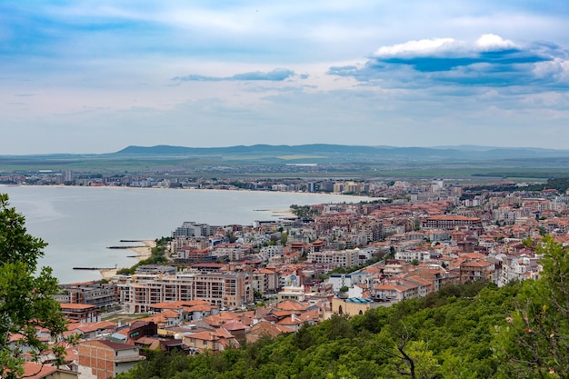 Prachtig uitzicht vanaf de berg aan de kust van een vakantieoord in Bulgarije