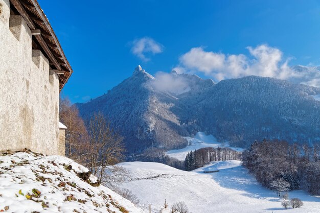 Prachtig uitzicht vanaf het kasteel van Gruyère op een prachtig berglandschap. Regio Gruyère, provincie Fribourg, Zwitserland