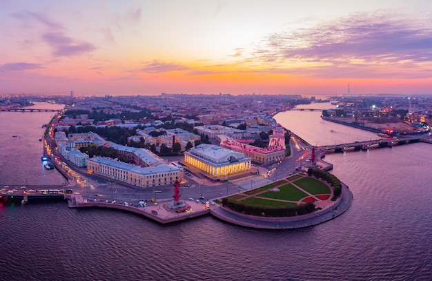 Prachtig uitzicht vanuit de lucht in de witte nachten van Sint-Petersburg Rusland Het Vasilievskiy-eiland bij zonsondergang Rostral Columns Admiralty Palace Bridge Stock Exchange Building shot van drone