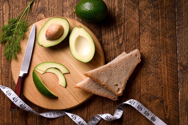 Prachtig vergulde avocadotoost met heerlijk uitziende toppings op houten tafel