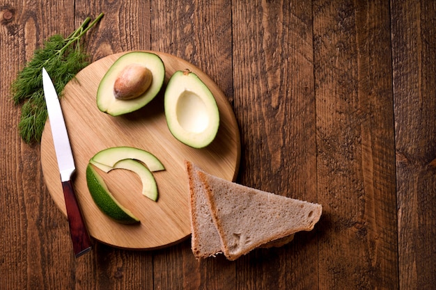 Prachtig vergulde avocadotoost met heerlijk uitziende toppings op houten tafel