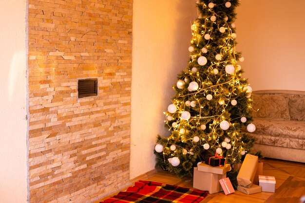 Prachtig versierd huis met een boom en cadeautjes met kerst