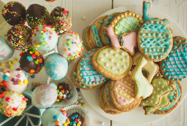 Prachtig versierde cake pops en koekjes voor pasen op tafel