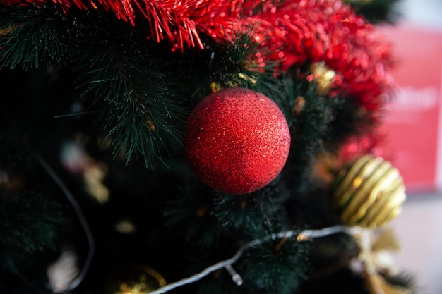 Prachtig versierde open haard en kerstboom bij huisje