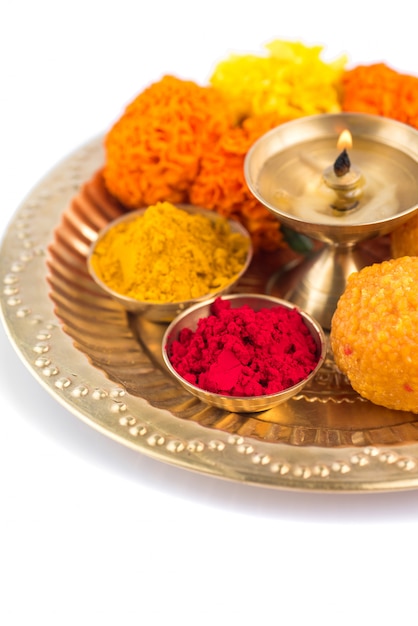 Prachtig versierde Pooja Thali voor festivalfeest om te aanbidden, haldi of kurkumapoeder en kumkum, bloemen, geurende stokken in koperen plaat, hindoe puja thali