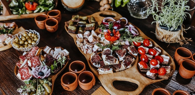 Prachtig versierde snacks op de bankettafel voor de vakantie. Catering eten en drinken op huwelijksfeest