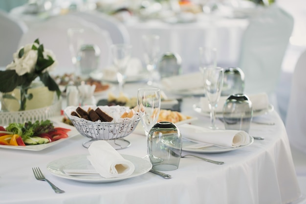 Prachtig versierde tafels voor gasten met versieringen