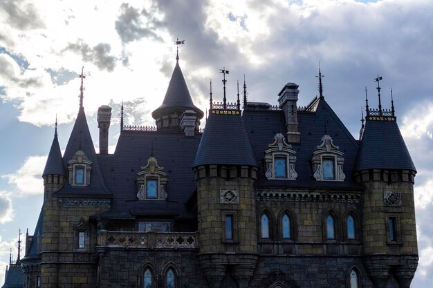 Prachtig vintage kasteel tegenover donkere bewolkte en stormachtige lucht