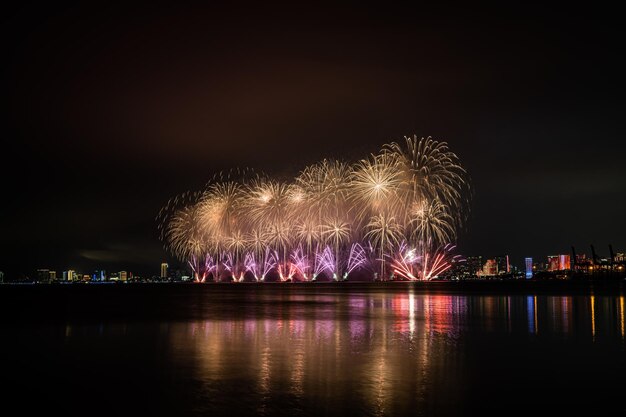 Prachtig vuurwerk vieren op zee