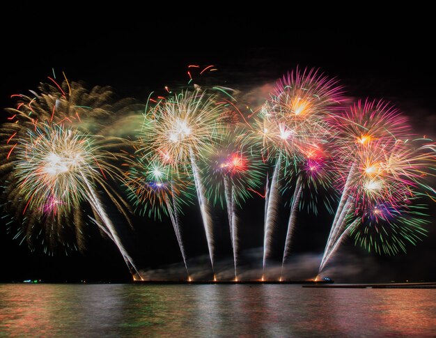 Prachtig vuurwerk voor een feest boven de zee