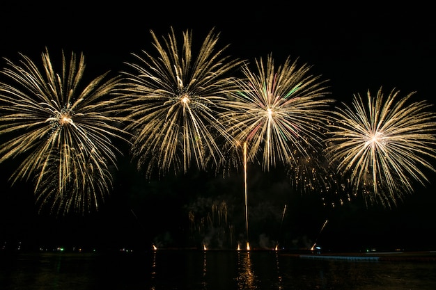 Prachtig vuurwerk voor een feest boven de zee