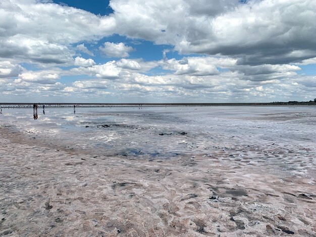Prachtig water in roze zoutmeer weerspiegelt wolken en lucht
