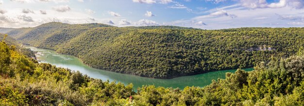 Prachtig wild landschap in de turquoise rivier van Kroatië en de blauwe lucht