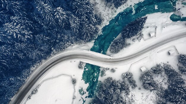 Prachtig winterberglandschap, besneeuwde bergweg met bochten en een bos tot aan de horizon.