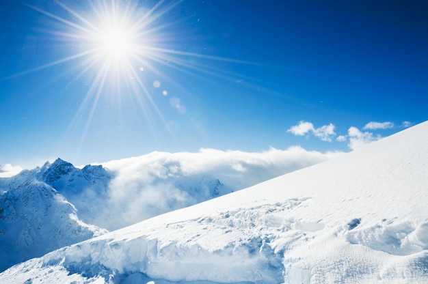 Prachtig winterlandschap met besneeuwde bergen en blauwe lucht