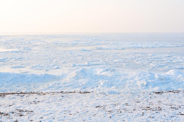 Prachtig winterlandschap van bevroren Japan Zee bedekt met ijs en sneeuw op een zonnige dag Schoonheid van het natuurconcept Ansichtkaart uit Rusland met selectieve focus