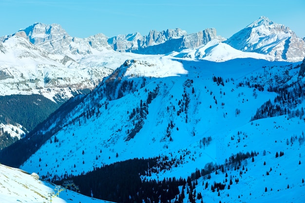 Prachtig winters berglandschap. Uitzicht vanaf de Pordoi-pas (Italië)