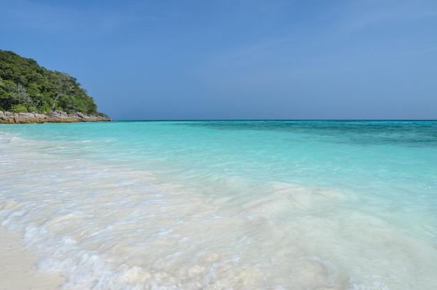 Prachtig wit zandstrand van Koh Tachai Similan National Park Thailand