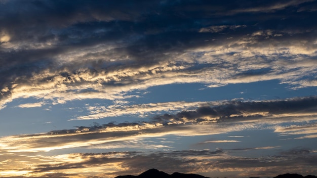 Prachtig wolkenlandschap bij zonsondergang in de zomer