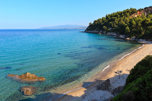 Prachtig zandstrand aan de Egeïsche zee op Sithonia Chalkidiki, Griekenland